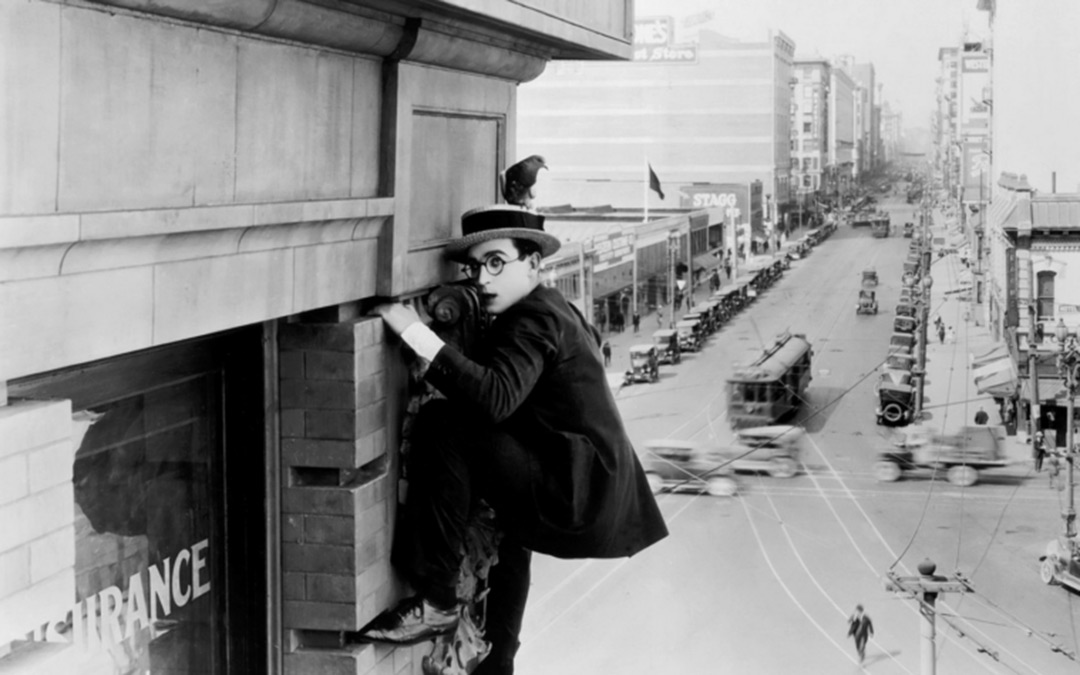 Harold Lloyd climbing bottom of building